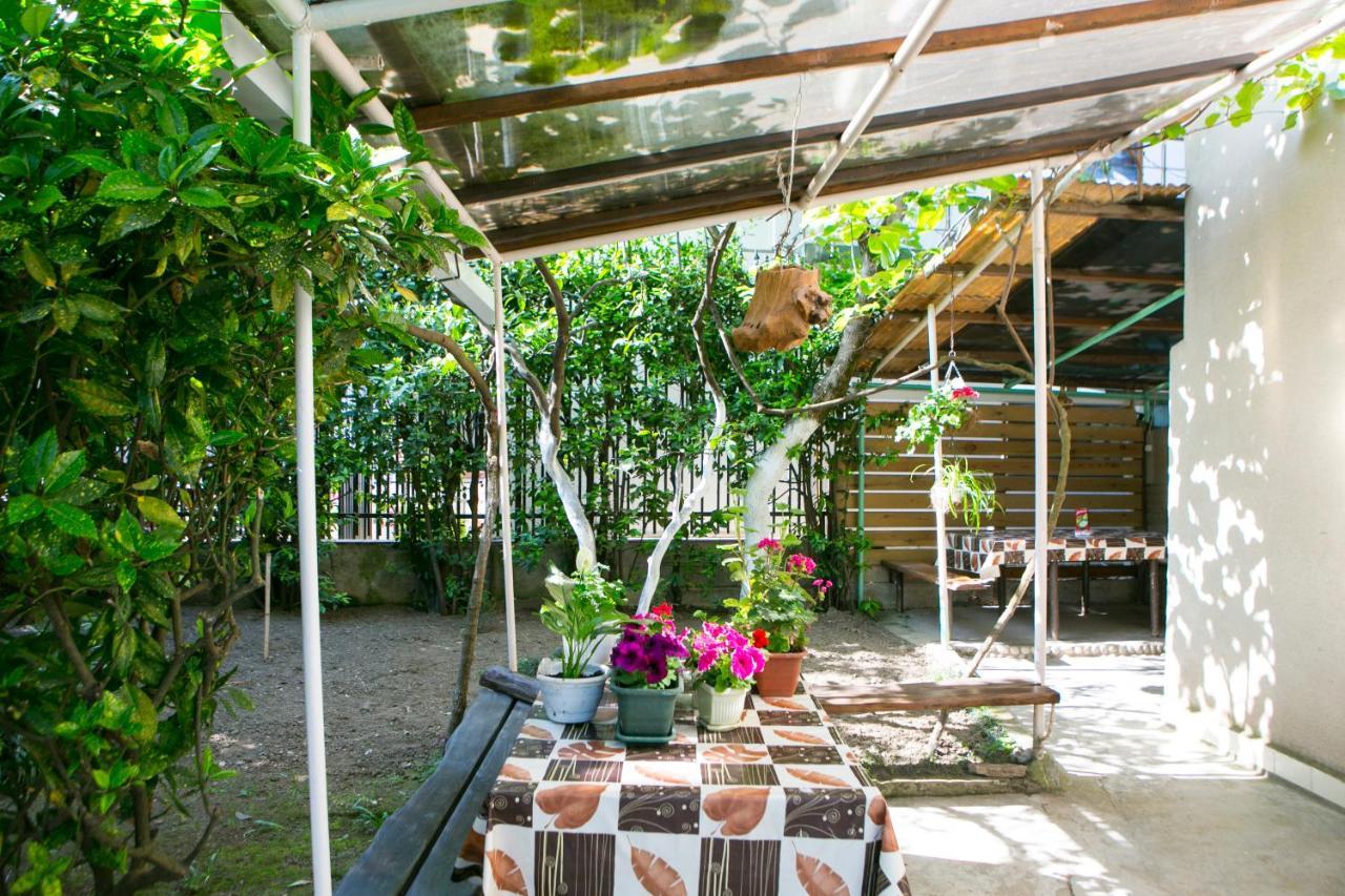 Guest House Lavr Gagra Exterior foto